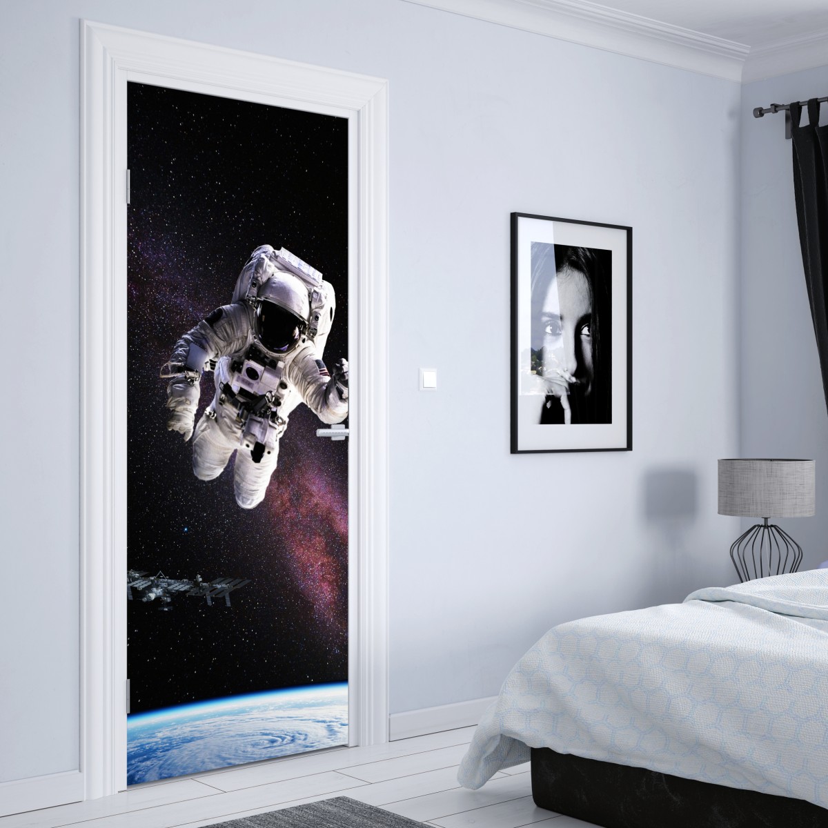 Naklejka na drzwi astronauta nad Ziemią i galaktyką – Wallissimo® Naklejka na drzwi astronauta nad Ziemią i galaktyką – Wallissimo®