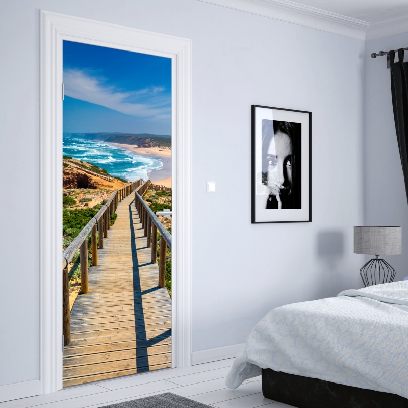 Naklejka na drzwi drewniany pomost prowadzący na plażę Praia da Bordeira – Wallissimo® Naklejka na drzwi drewniany pomost prowadzący na plażę Praia da Bordeira – Wallissimo®