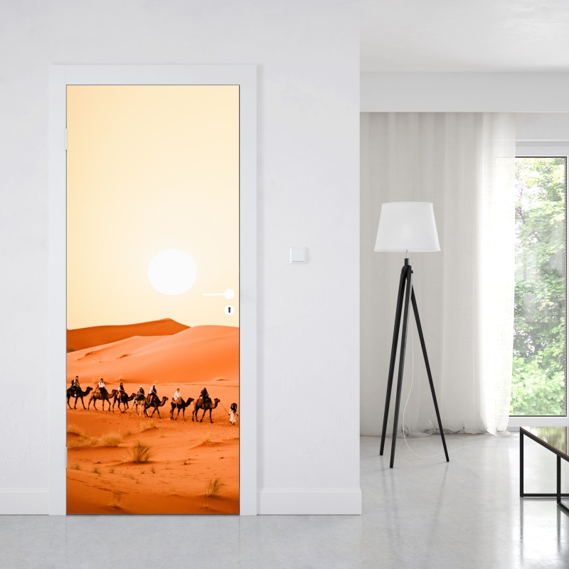 Naklejka na drzwi karawana wielbłądów o zachodzie słońca na pustyni – Wallissimo® Naklejka na drzwi karawana wielbłądów o zachodzie słońca na pustyni – Wallissimo®