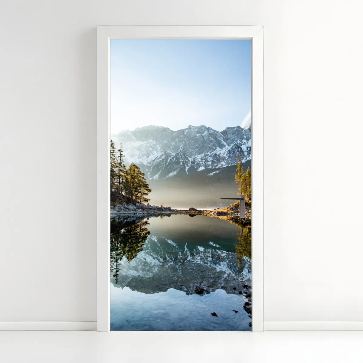 Naklejka na drzwi odbicie górskie na jeziorze o poranku – Wallissimo® Naklejka na drzwi odbicie górskie na jeziorze o poranku – Wallissimo®