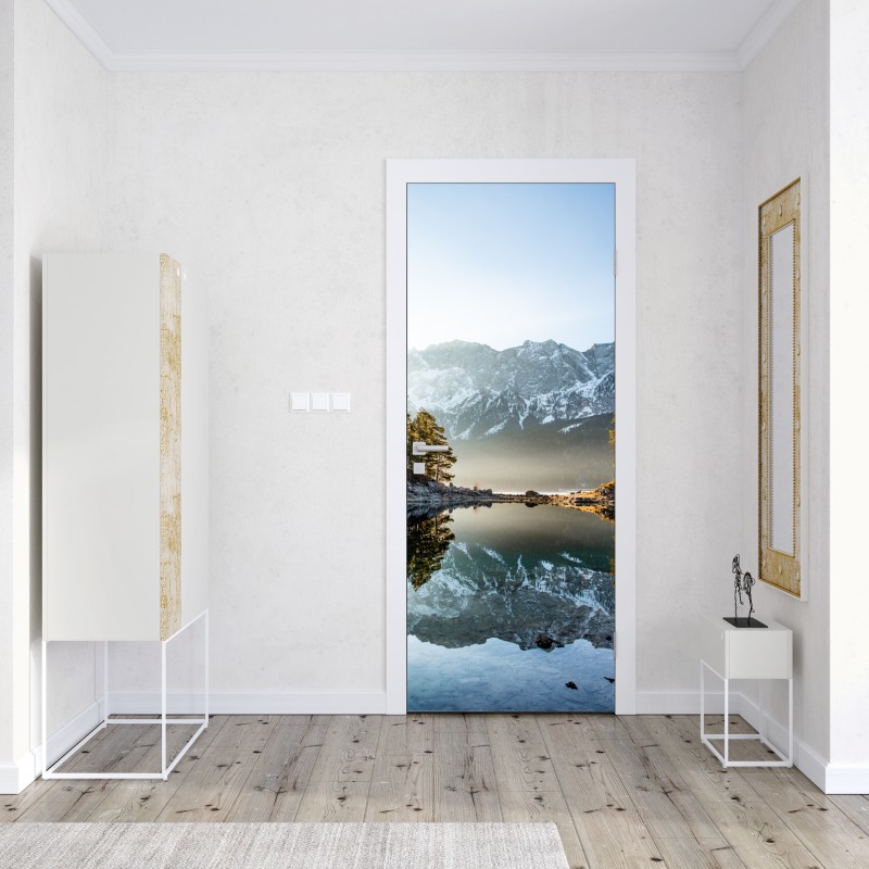 Naklejka na drzwi odbicie górskie na jeziorze o poranku – Wallissimo® Naklejka na drzwi odbicie górskie na jeziorze o poranku – Wallissimo®