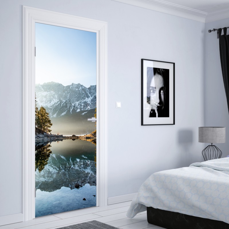 Naklejka na drzwi odbicie górskie na jeziorze o poranku – Wallissimo® Naklejka na drzwi odbicie górskie na jeziorze o poranku – Wallissimo®