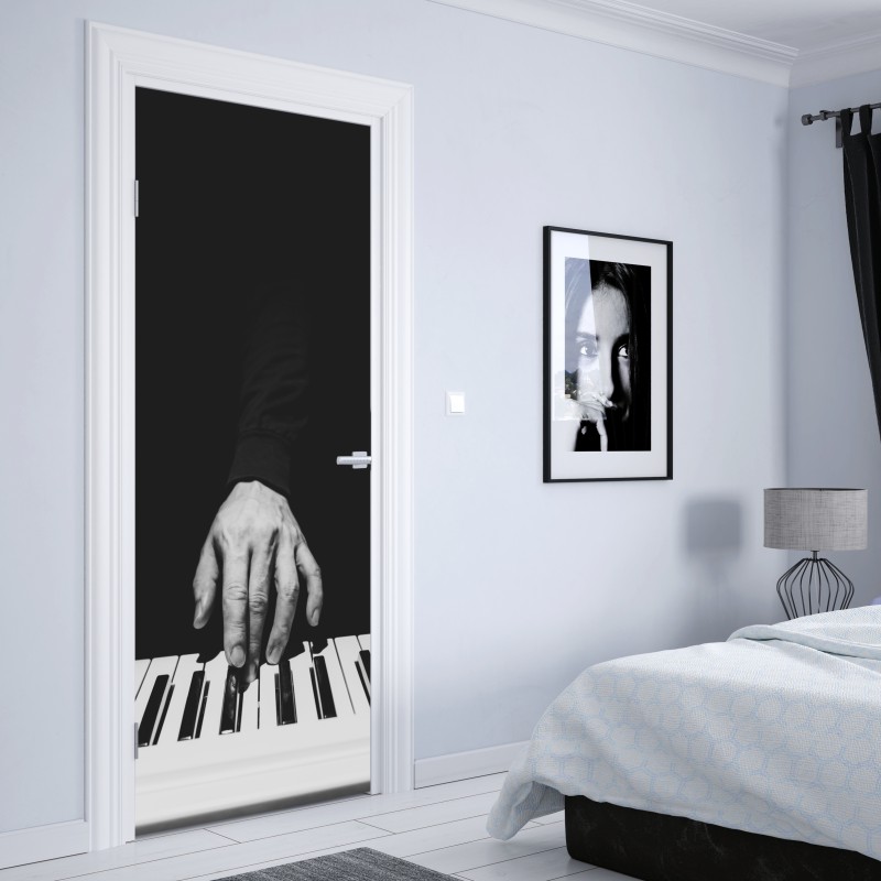 Naklejka na drzwi monochromatyczne zbliżenie ręki przy pianinie – Wallissimo® Naklejka na drzwi monochromatyczne zbliżenie ręki przy pianinie – Wallissimo®