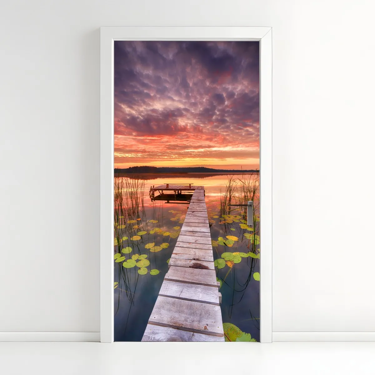 Naklejka na drzwi wschód słońca nad spokojnym jeziorem – Wallissimo® Naklejka na drzwi wschód słońca nad spokojnym jeziorem – Wallissimo®