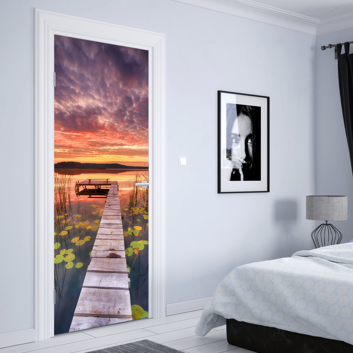 Naklejka na drzwi wschód słońca nad spokojnym jeziorem – Wallissimo® Naklejka na drzwi wschód słońca nad spokojnym jeziorem – Wallissimo®