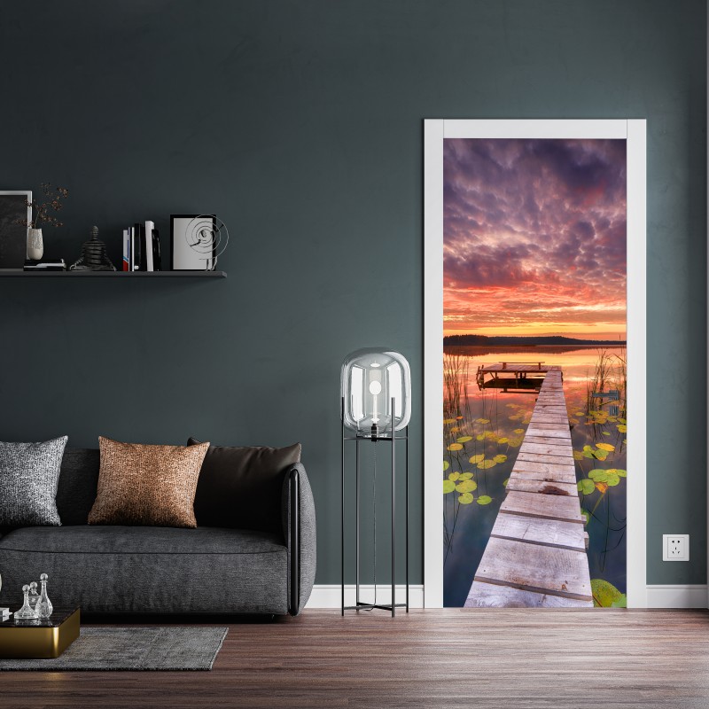 Naklejka na drzwi wschód słońca nad spokojnym jeziorem – Wallissimo® Naklejka na drzwi wschód słońca nad spokojnym jeziorem – Wallissimo®