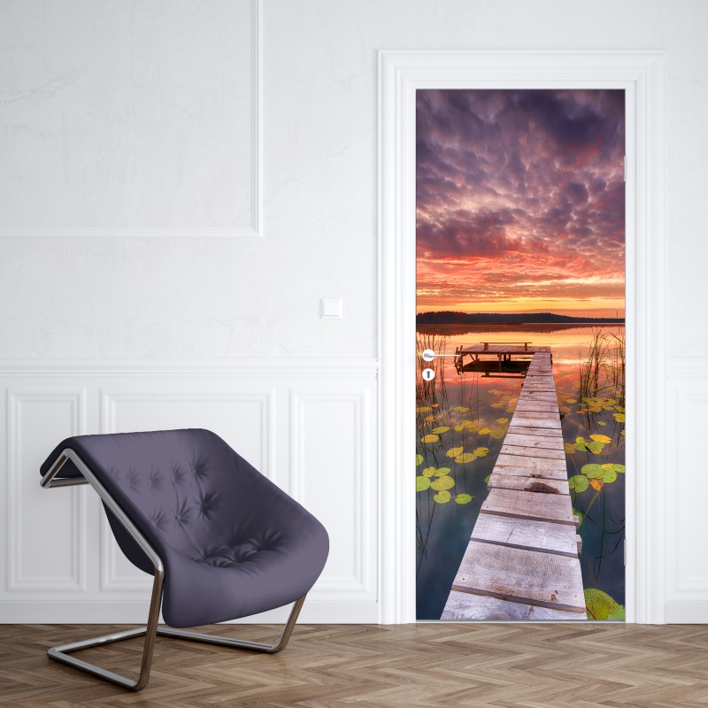 Naklejka na drzwi wschód słońca nad spokojnym jeziorem – Wallissimo® Naklejka na drzwi wschód słońca nad spokojnym jeziorem – Wallissimo®