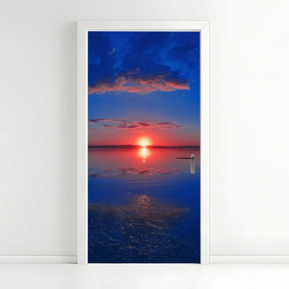 Naklejka na drzwi zachód słońca nad spokojnym morzem z żywym odbiciem – Wallissimo® Naklejka na drzwi zachód słońca nad spokojnym morzem z żywym odbiciem – Wallissimo®