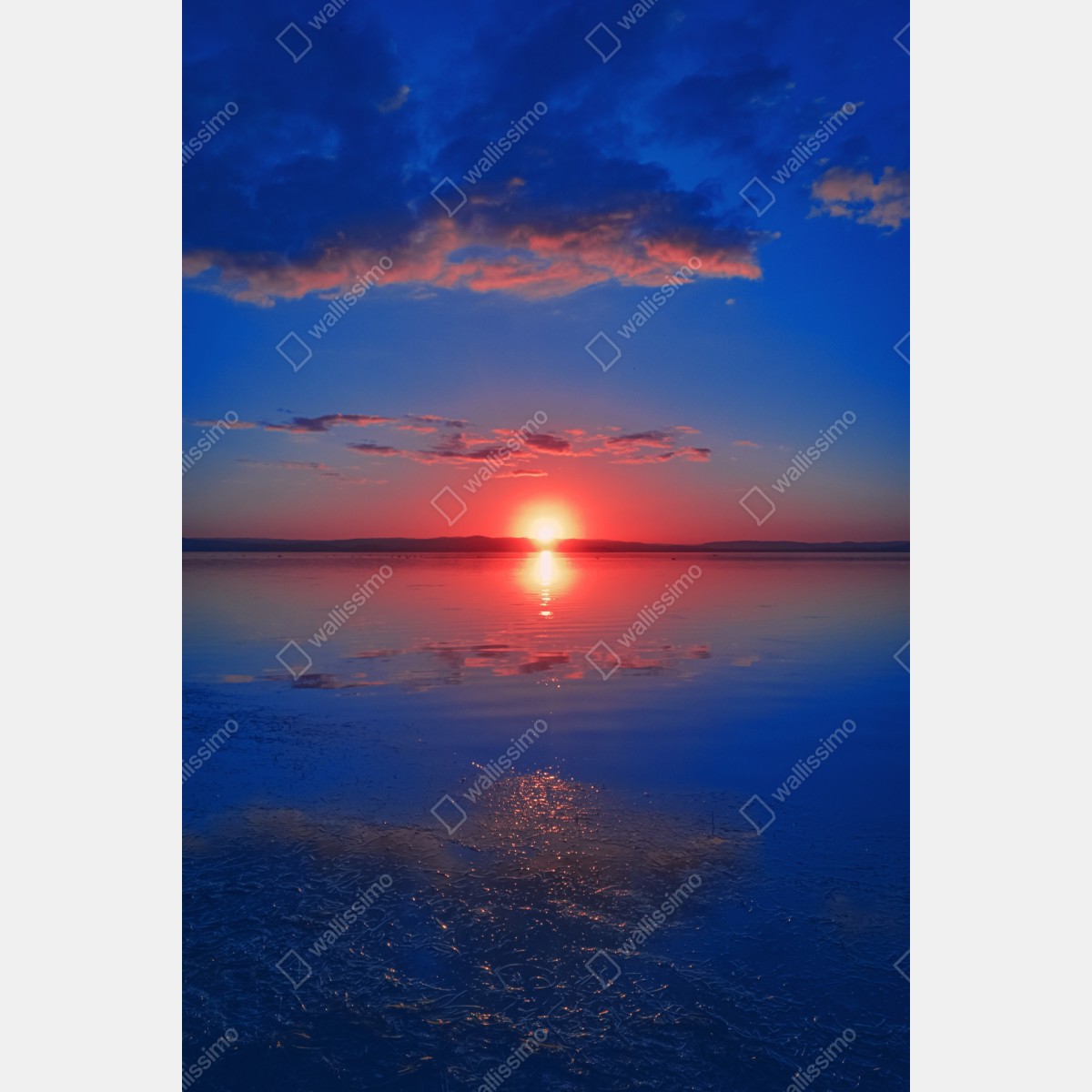 Naklejka na drzwi zachód słońca nad spokojnym morzem z żywym odbiciem – Wallissimo® Naklejka na drzwi zachód słońca nad spokojnym morzem z żywym odbiciem – Wallissimo®