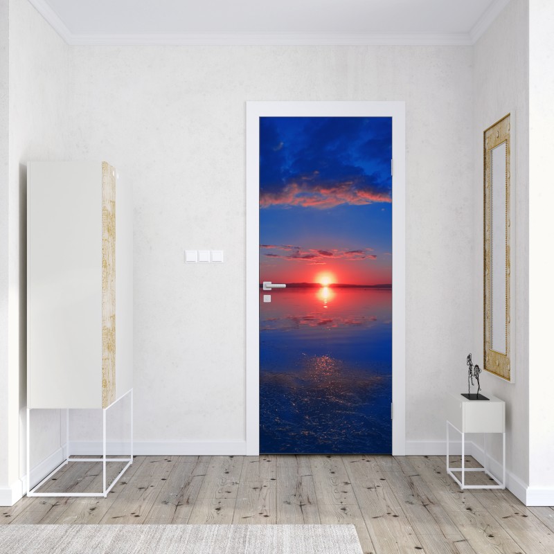 Naklejka na drzwi zachód słońca nad spokojnym morzem z żywym odbiciem – Wallissimo® Naklejka na drzwi zachód słońca nad spokojnym morzem z żywym odbiciem – Wallissimo®