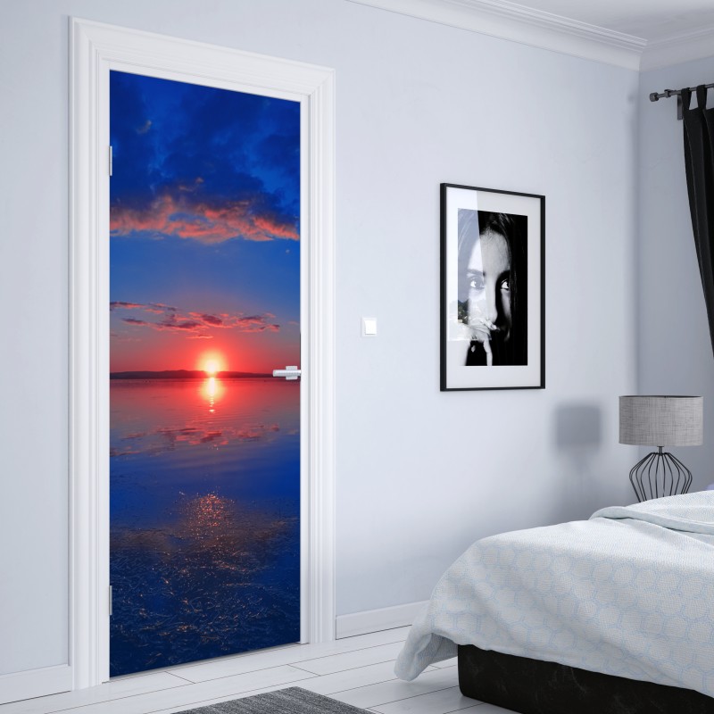 Naklejka na drzwi zachód słońca nad spokojnym morzem z żywym odbiciem – Wallissimo® Naklejka na drzwi zachód słońca nad spokojnym morzem z żywym odbiciem – Wallissimo®