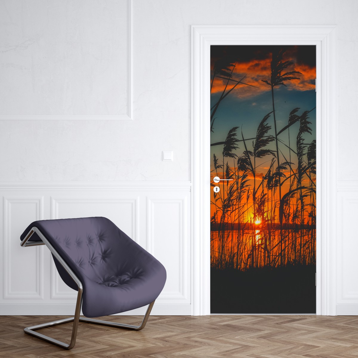 Naklejka na drzwi zachód słońca nad jeziorem z sitowiem w sylwecie – Wallissimo® Naklejka na drzwi zachód słońca nad jeziorem z sitowiem w sylwecie – Wallissimo®