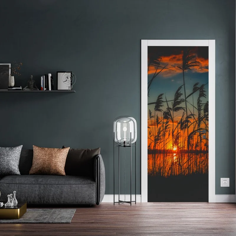 Naklejka na drzwi zachód słońca nad jeziorem z sitowiem w sylwecie – Wallissimo® Naklejka na drzwi zachód słońca nad jeziorem z sitowiem w sylwecie – Wallissimo®