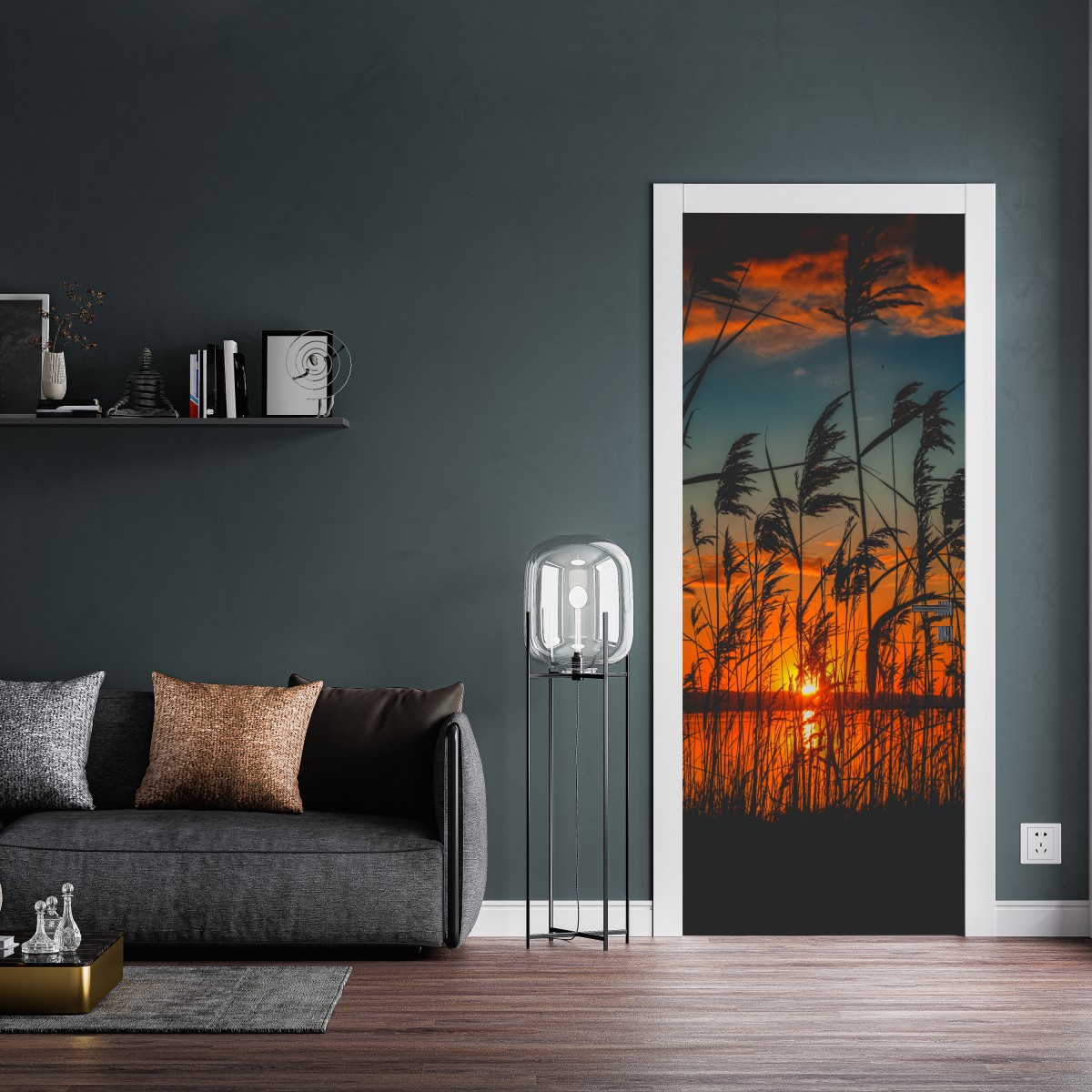 Naklejka na drzwi zachód słońca nad jeziorem z sitowiem w sylwecie – Wallissimo® Naklejka na drzwi zachód słońca nad jeziorem z sitowiem w sylwecie – Wallissimo®