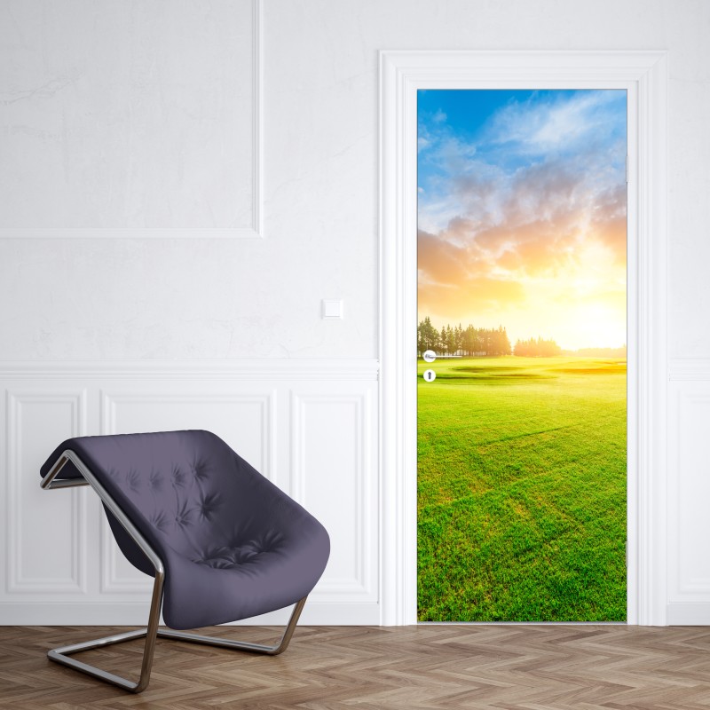 Naklejka na drzwi słoneczna łąka i las o wschodzie słońca – Wallissimo® Naklejka na drzwi słoneczna łąka i las o wschodzie słońca – Wallissimo®