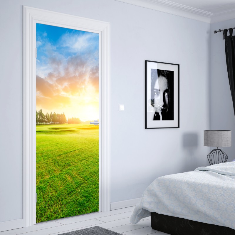 Naklejka na drzwi słoneczna łąka i las o wschodzie słońca – Wallissimo® Naklejka na drzwi słoneczna łąka i las o wschodzie słońca – Wallissimo®