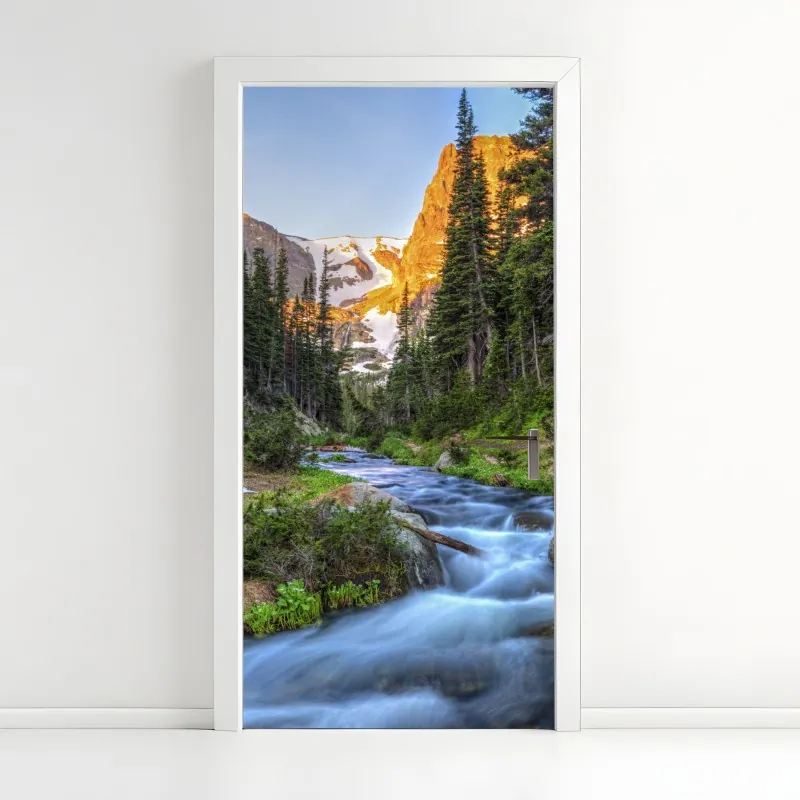Naklejka na drzwi złoty szczyt nad alpejskim potokiem