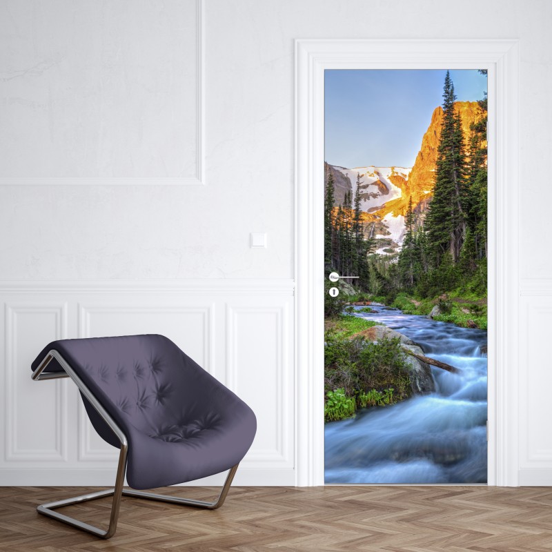 Naklejka na drzwi złoty szczyt nad alpejskim potokiem – Wallissimo® Naklejka na drzwi złoty szczyt nad alpejskim potokiem – Wallissimo®