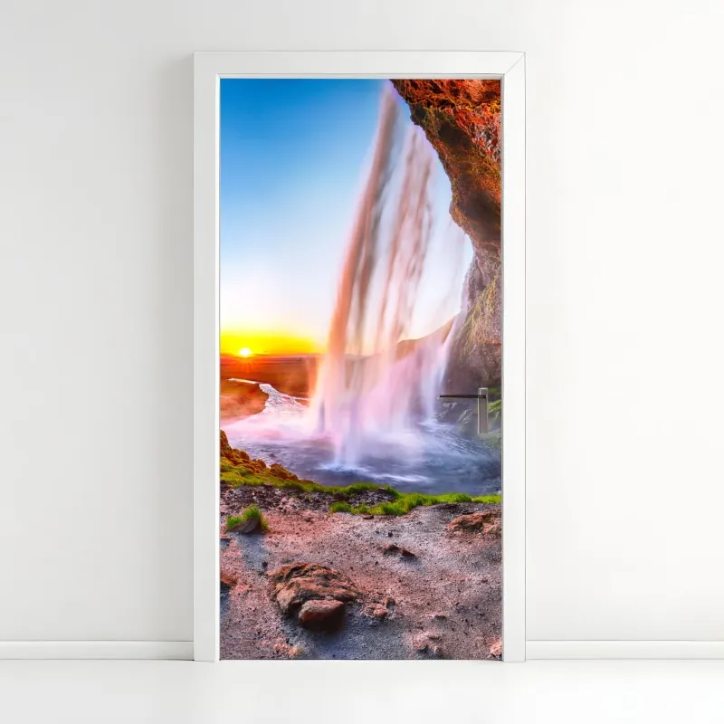 Naklejka na drzwi mglisty jesienny las na śnieżnej górze – Wallissimo®