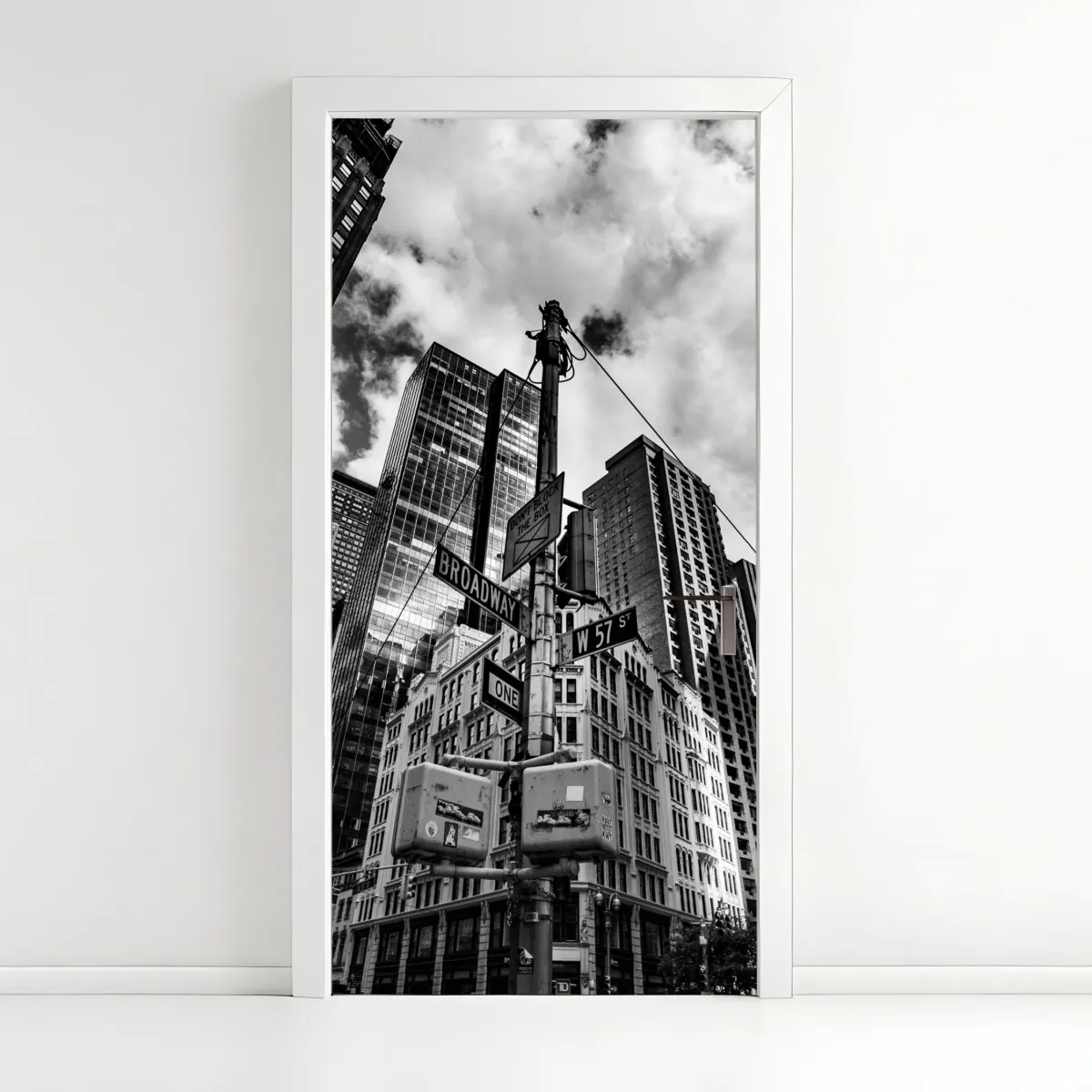 Naklejka na drzwi Broadway i W 57 St — miejska panorama w czerni i bieli – Wallissimo® Naklejka na drzwi Broadway i W 57 St — miejska panorama w czerni i bieli – Wallissimo®