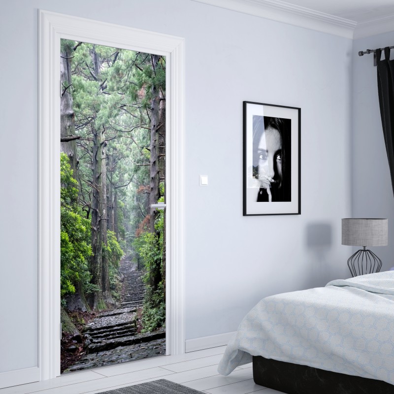 Naklejka na drzwi mistyczna ścieżka leśna między starymi drzewami – Wallissimo® Naklejka na drzwi mistyczna ścieżka leśna między starymi drzewami – Wallissimo®
