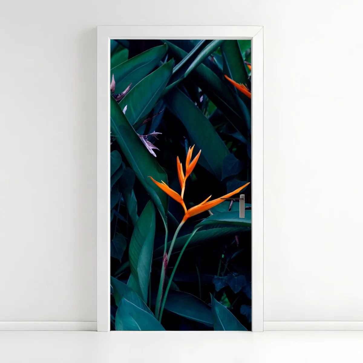 Naklejka na drzwi żywa strelicja na tle ciemnozielonych liści – Wallissimo® Naklejka na drzwi żywa strelicja na tle ciemnozielonych liści – Wallissimo®