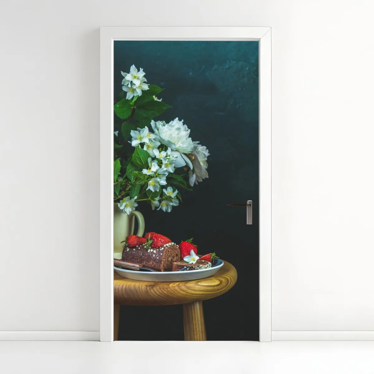 Naklejka na drzwi rolada czekoladowa z truskawkami i białymi kwiatami – Wallissimo® Naklejka na drzwi rolada czekoladowa z truskawkami i białymi kwiatami – Wallissimo®