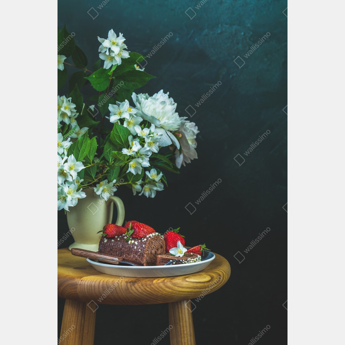 Naklejka na drzwi rolada czekoladowa z truskawkami i białymi kwiatami – Wallissimo® Naklejka na drzwi rolada czekoladowa z truskawkami i białymi kwiatami – Wallissimo®