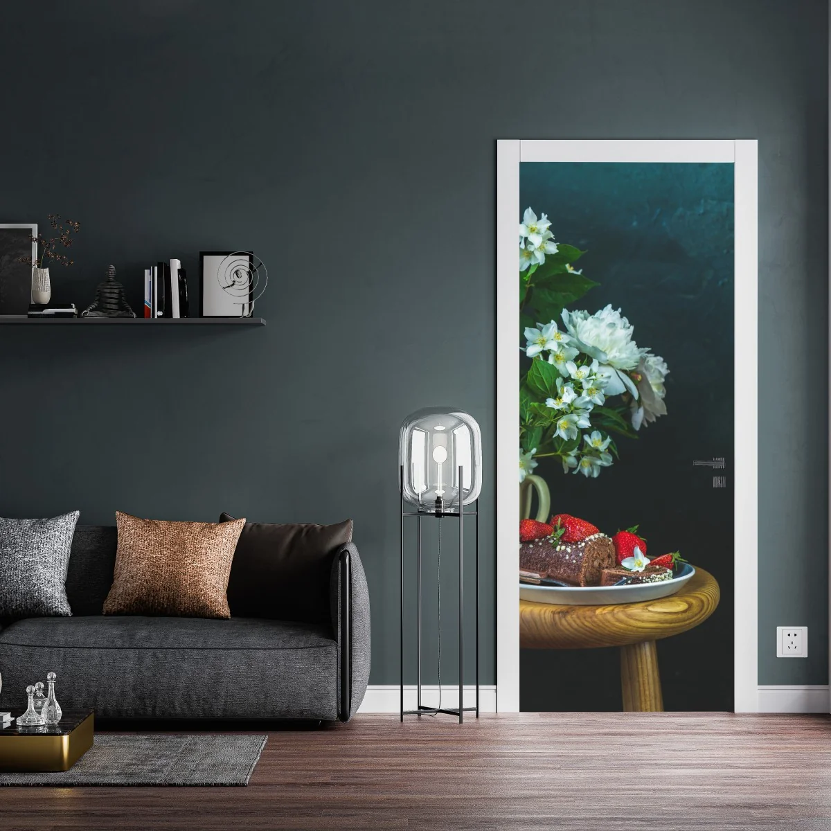 Naklejka na drzwi rolada czekoladowa z truskawkami i białymi kwiatami – Wallissimo® Naklejka na drzwi rolada czekoladowa z truskawkami i białymi kwiatami – Wallissimo®