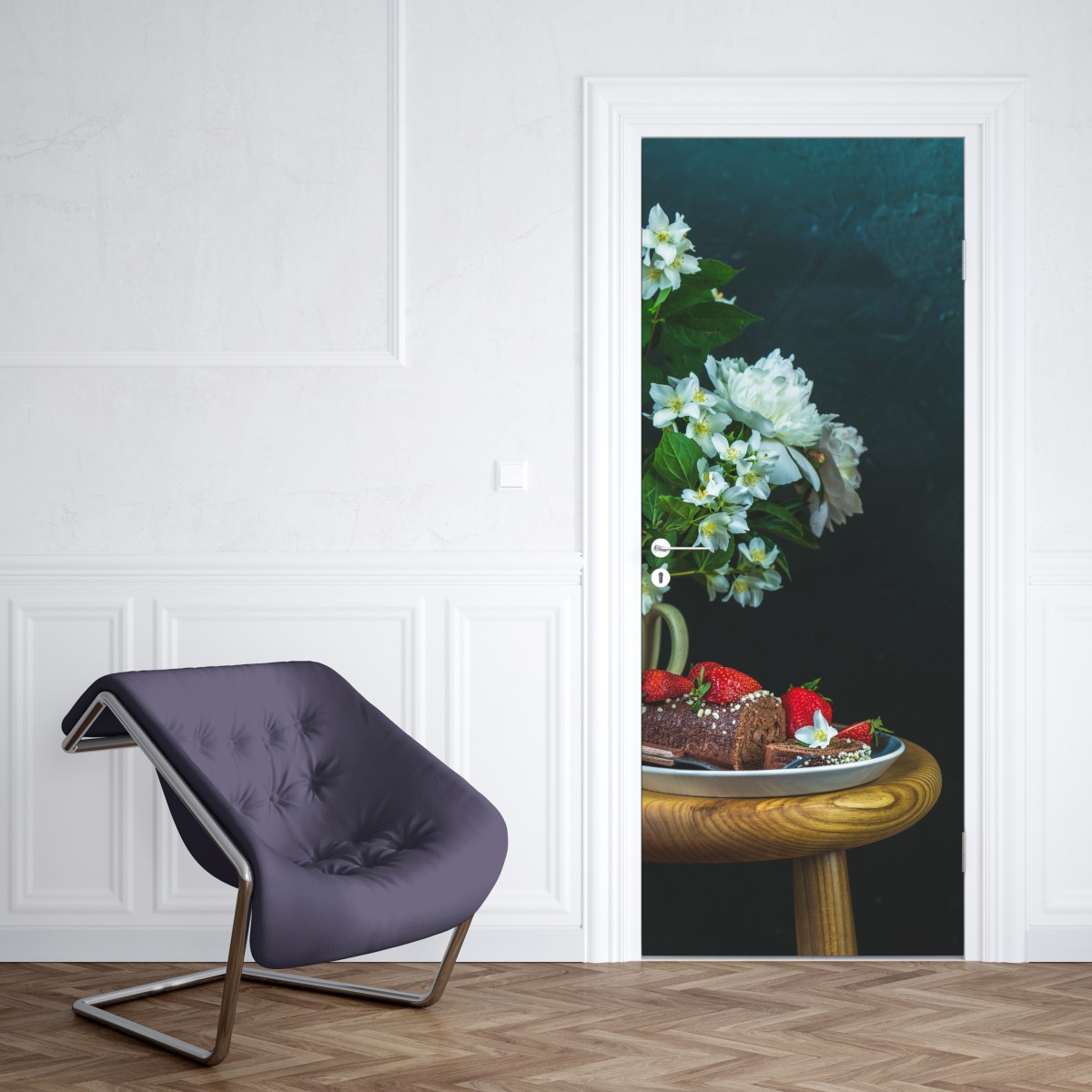 Naklejka na drzwi rolada czekoladowa z truskawkami i białymi kwiatami – Wallissimo® Naklejka na drzwi rolada czekoladowa z truskawkami i białymi kwiatami – Wallissimo®
