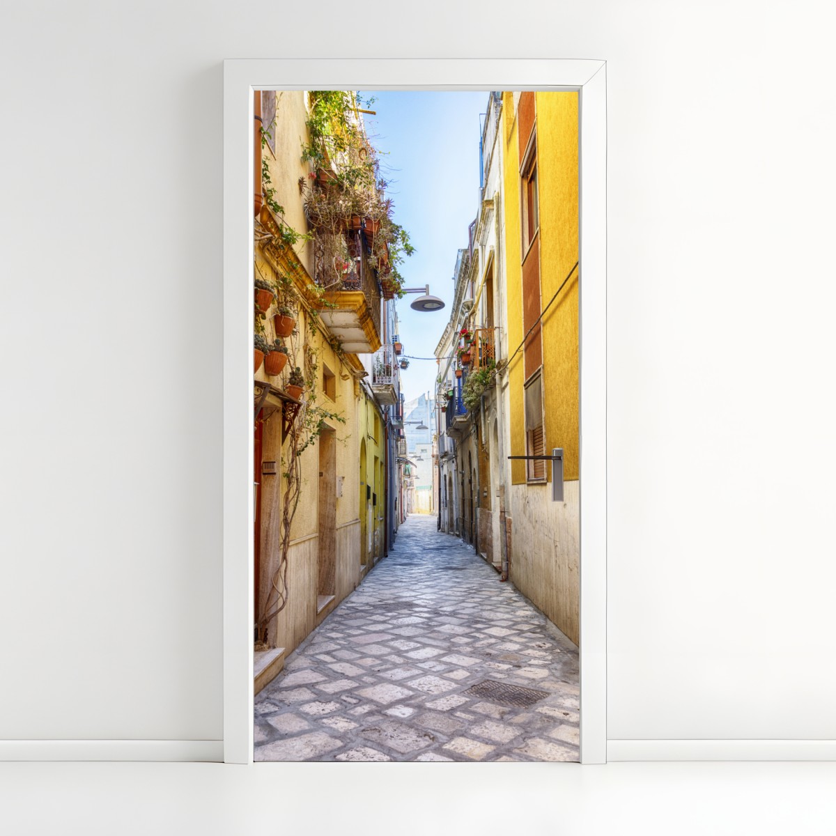 Door sticker sunlit alley in Brindisi – Wallissimo®