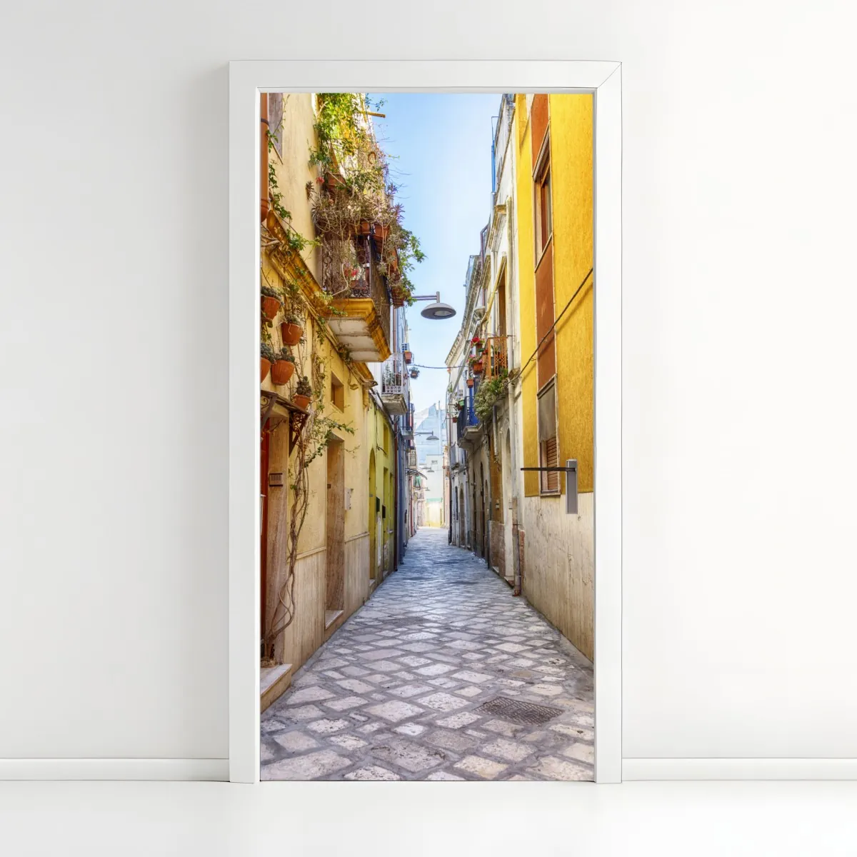 Naklejka na drzwi słoneczna uliczka w Brindisi – Wallissimo® Naklejka na drzwi słoneczna uliczka w Brindisi – Wallissimo®