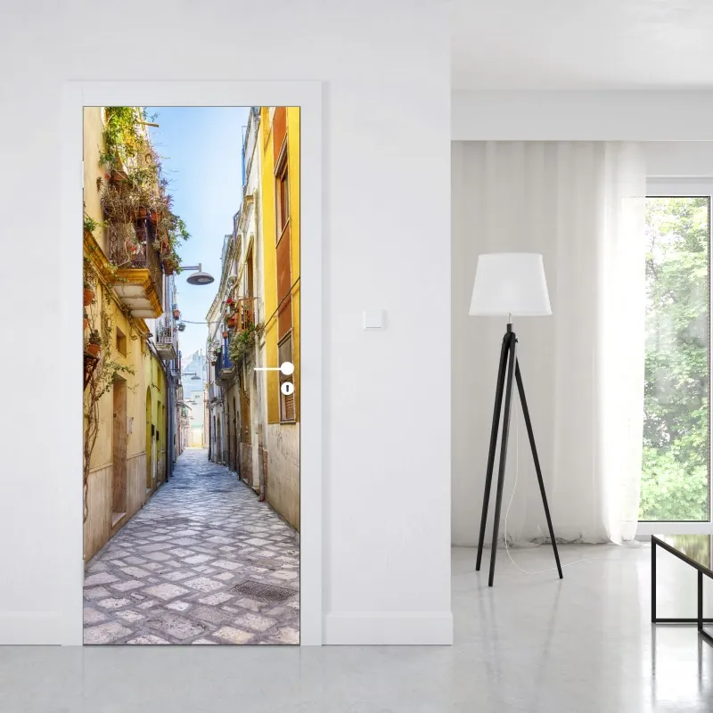 Naklejka na drzwi słoneczna uliczka w Brindisi – Wallissimo® Naklejka na drzwi słoneczna uliczka w Brindisi – Wallissimo®