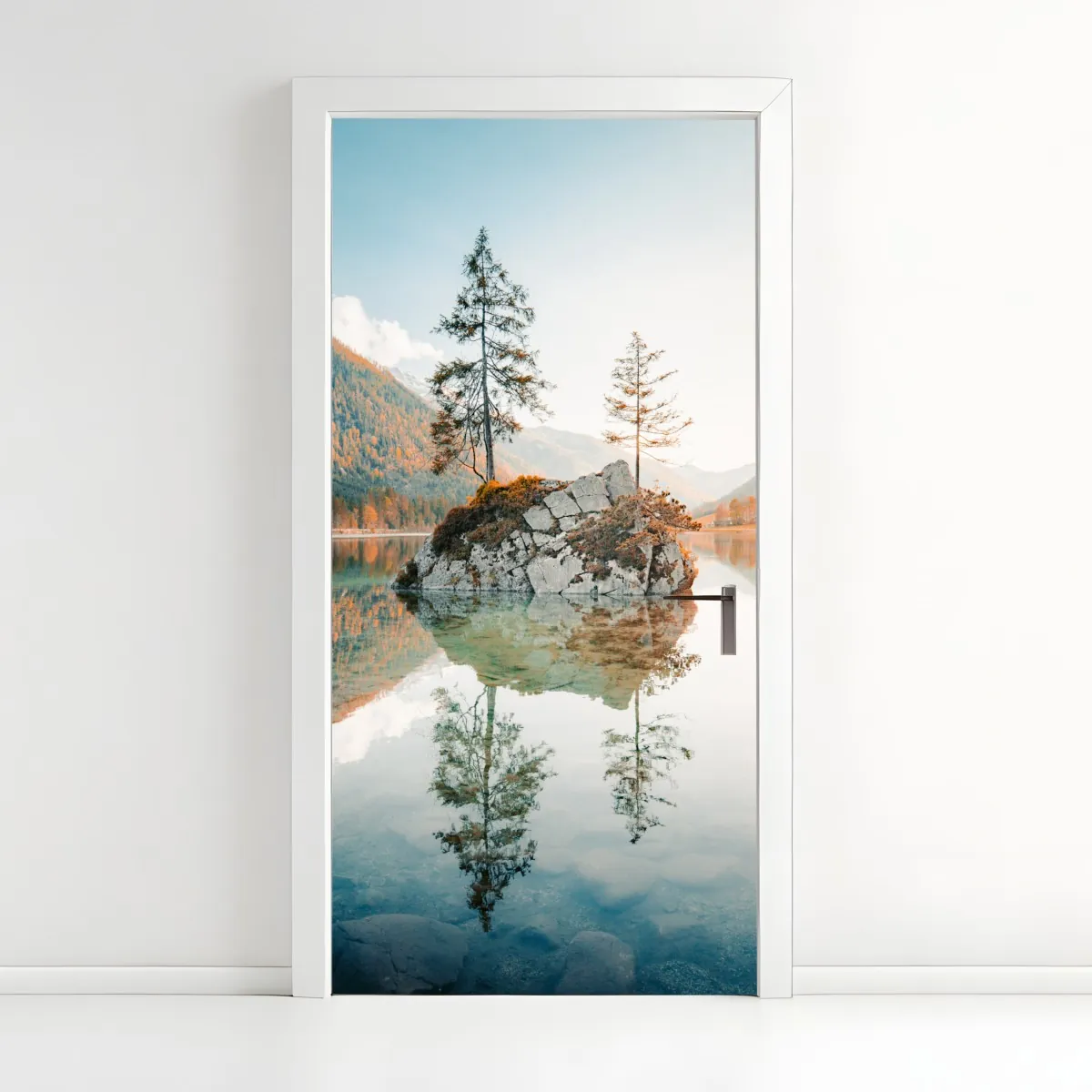 Naklejka na drzwi słoneczna skalna wyspa nad jeziorem Hintersee – Wallissimo® Naklejka na drzwi słoneczna skalna wyspa nad jeziorem Hintersee – Wallissimo®