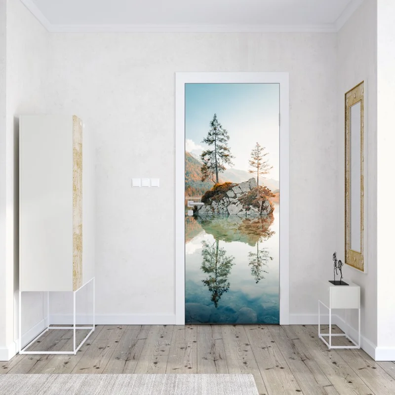 Naklejka na drzwi słoneczna skalna wyspa nad jeziorem Hintersee – Wallissimo® Naklejka na drzwi słoneczna skalna wyspa nad jeziorem Hintersee – Wallissimo®