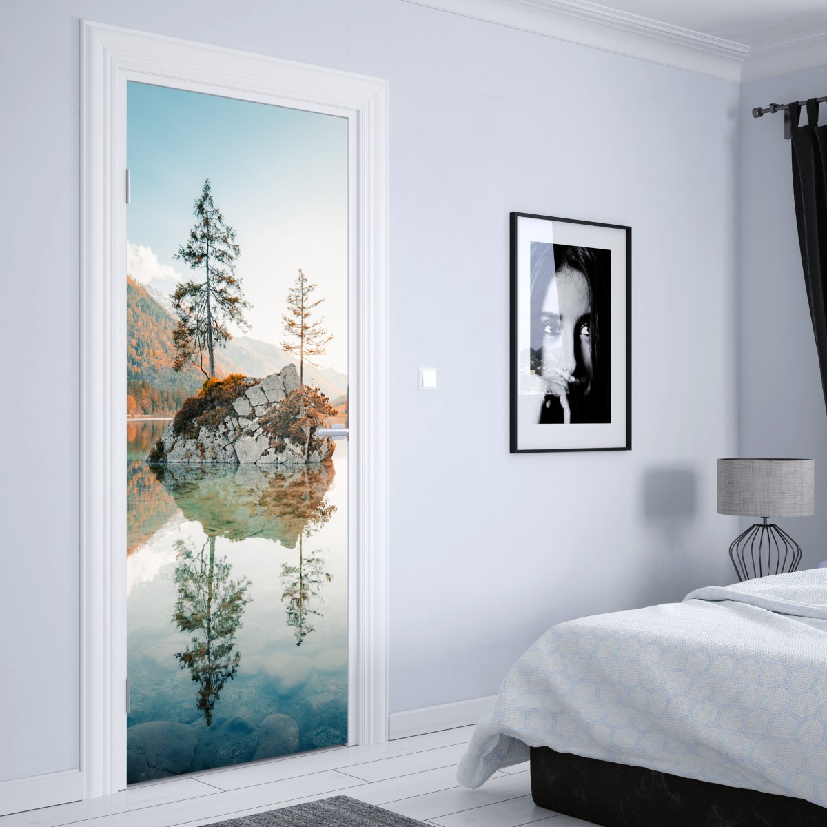 Naklejka na drzwi słoneczna skalna wyspa nad jeziorem Hintersee – Wallissimo® Naklejka na drzwi słoneczna skalna wyspa nad jeziorem Hintersee – Wallissimo®