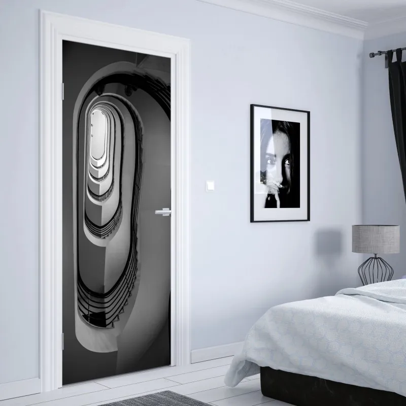Naklejka na drzwi spiralne schody w perspektywie czarno-białe – Wallissimo® Naklejka na drzwi spiralne schody w perspektywie czarno-białe – Wallissimo®