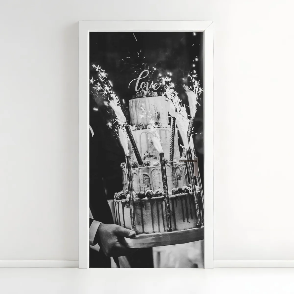 Naklejka na drzwi rustykalny tort ślubny ze zimnymi ogniami – Wallissimo® Naklejka na drzwi rustykalny tort ślubny ze zimnymi ogniami – Wallissimo®