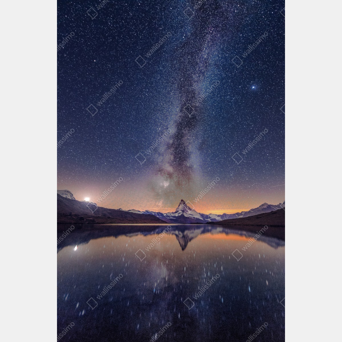 Naklejka na drzwi droga mleczna nad alpejskim szczytem odbita w jeziorze – Wallissimo® Naklejka na drzwi droga mleczna nad alpejskim szczytem odbita w jeziorze – Wallissimo®