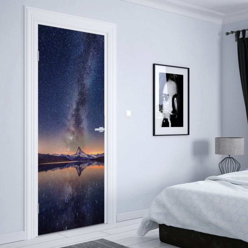 Naklejka na drzwi droga mleczna nad alpejskim szczytem odbita w jeziorze – Wallissimo® Naklejka na drzwi droga mleczna nad alpejskim szczytem odbita w jeziorze – Wallissimo®
