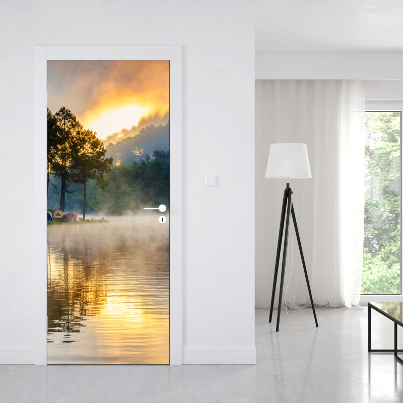 Naklejka na drzwi poranna mgła nad jeziorem Pang Oung, Mae Hong Son – Wallissimo® Naklejka na drzwi poranna mgła nad jeziorem Pang Oung, Mae Hong Son – Wallissimo®