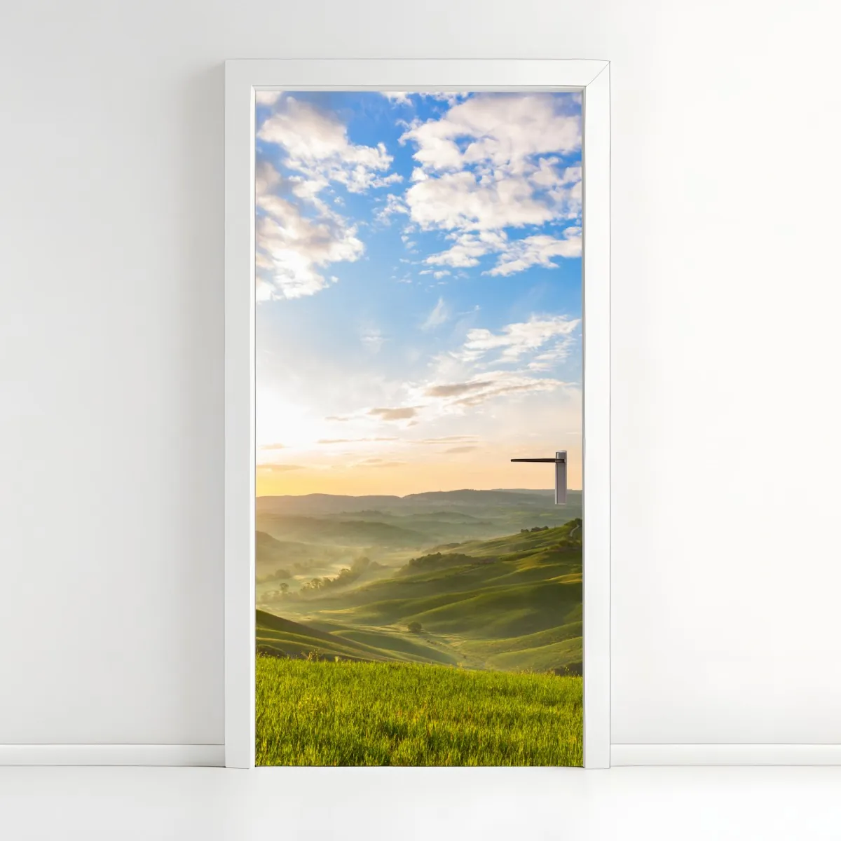 Naklejka na drzwi wschód słońca nad mglistymi pagórkami – Wallissimo® Naklejka na drzwi wschód słońca nad mglistymi pagórkami – Wallissimo®
