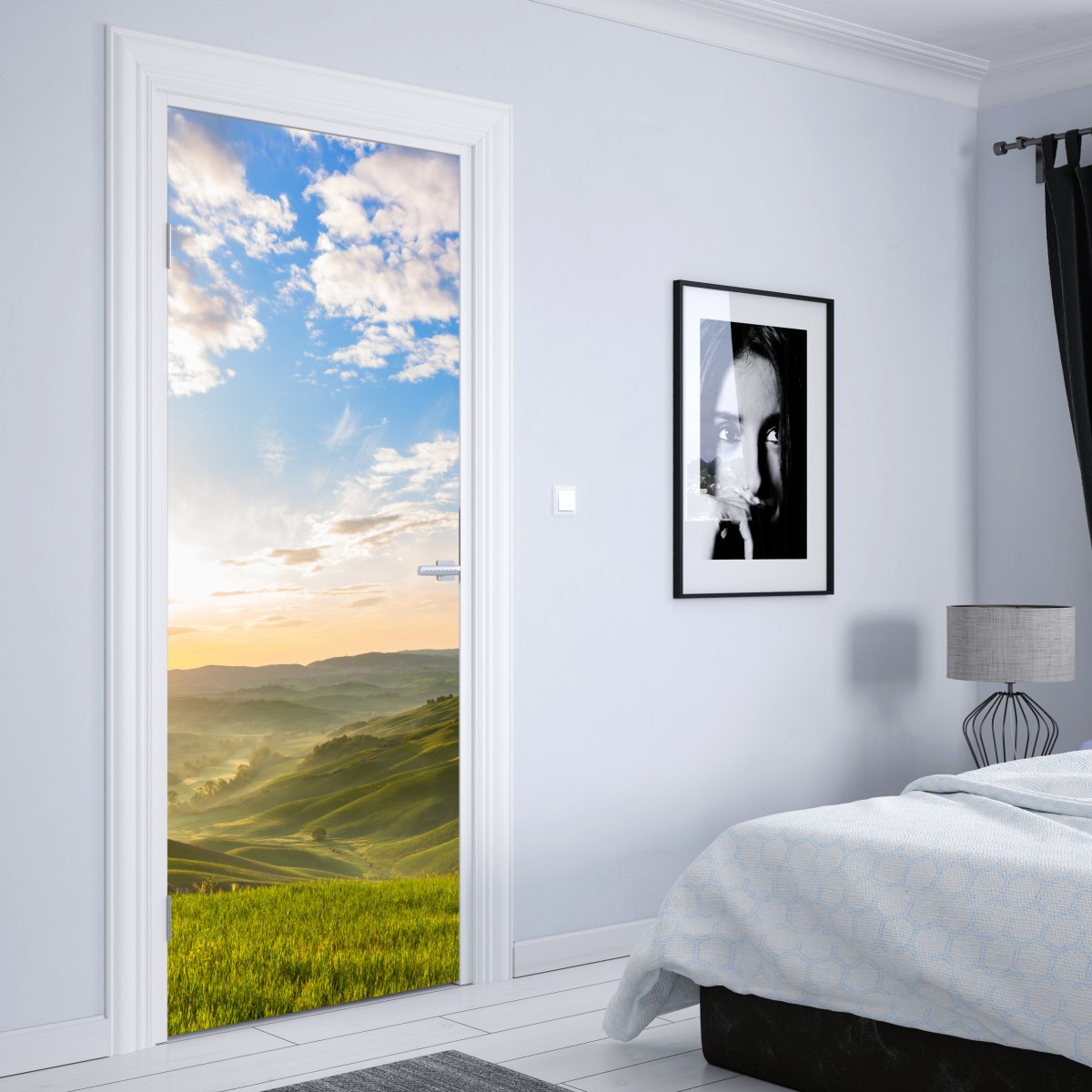 Naklejka na drzwi wschód słońca nad mglistymi pagórkami – Wallissimo® Naklejka na drzwi wschód słońca nad mglistymi pagórkami – Wallissimo®