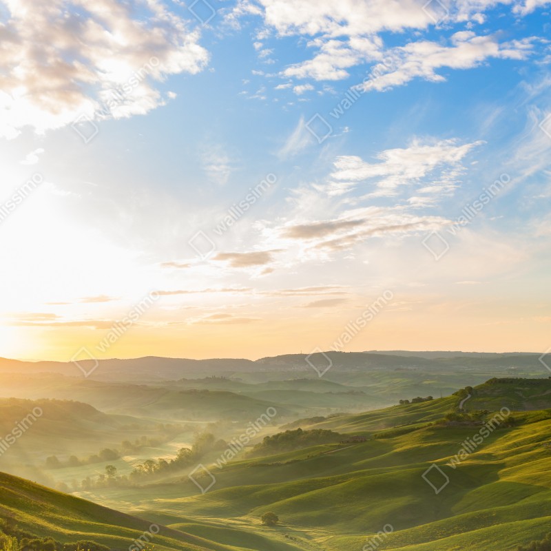 Naklejka na drzwi wschód słońca nad mglistymi pagórkami – Wallissimo® Naklejka na drzwi wschód słońca nad mglistymi pagórkami – Wallissimo®