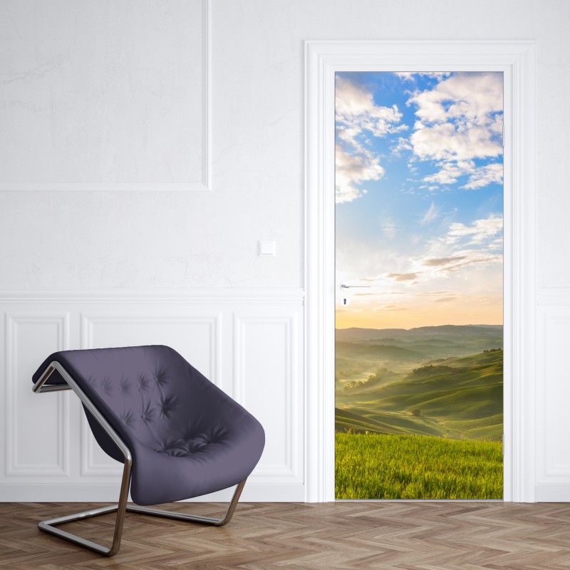 Naklejka na drzwi wschód słońca nad mglistymi pagórkami – Wallissimo® Naklejka na drzwi wschód słońca nad mglistymi pagórkami – Wallissimo®