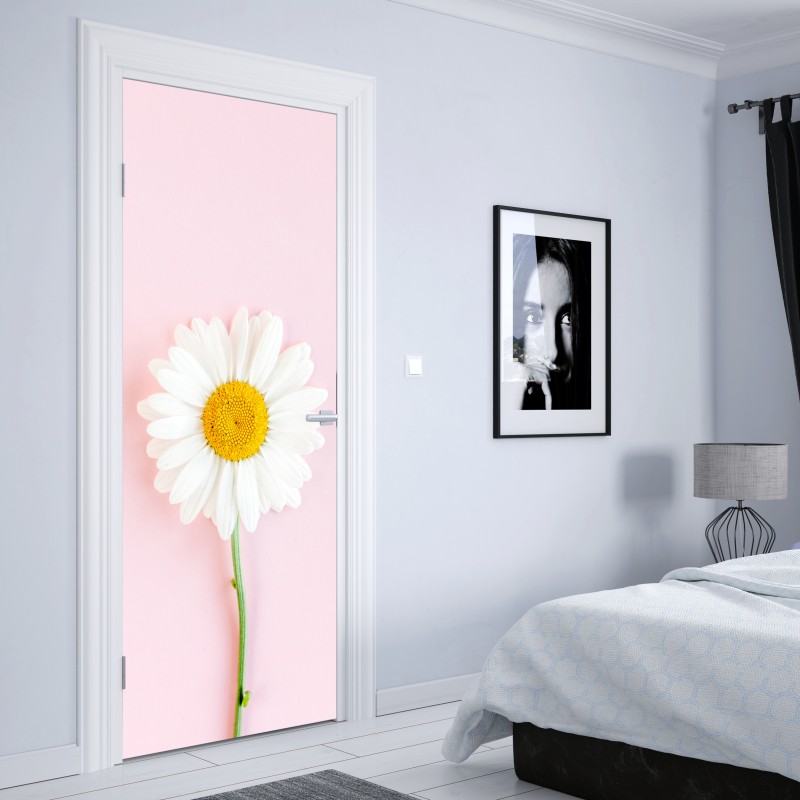 Naklejka na drzwi biała stokrotka na pastelowym różowym tle – Wallissimo® Naklejka na drzwi biała stokrotka na pastelowym różowym tle – Wallissimo®