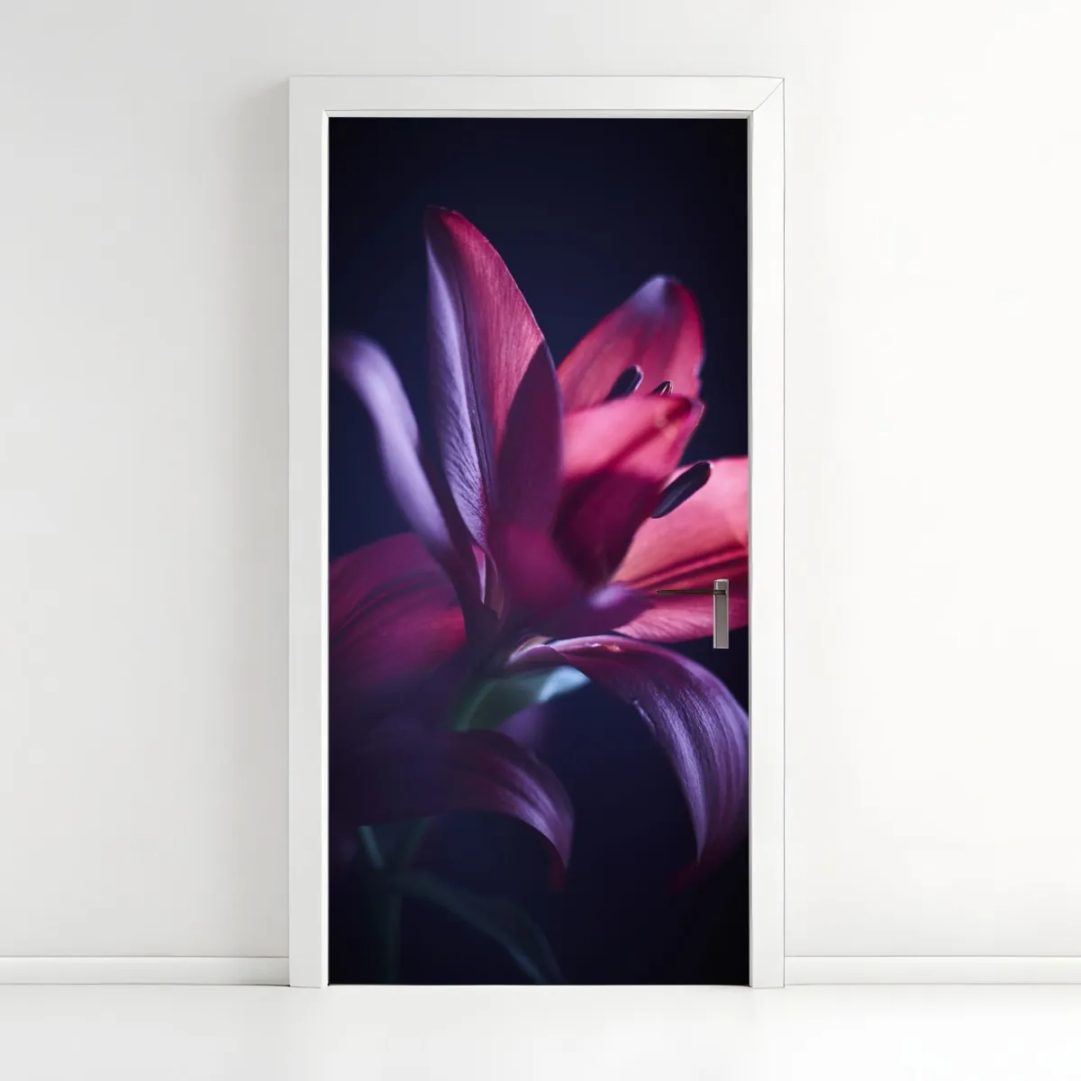 Naklejka na drzwi czerwona lilia w półmroku – Wallissimo® Naklejka na drzwi czerwona lilia w półmroku – Wallissimo®