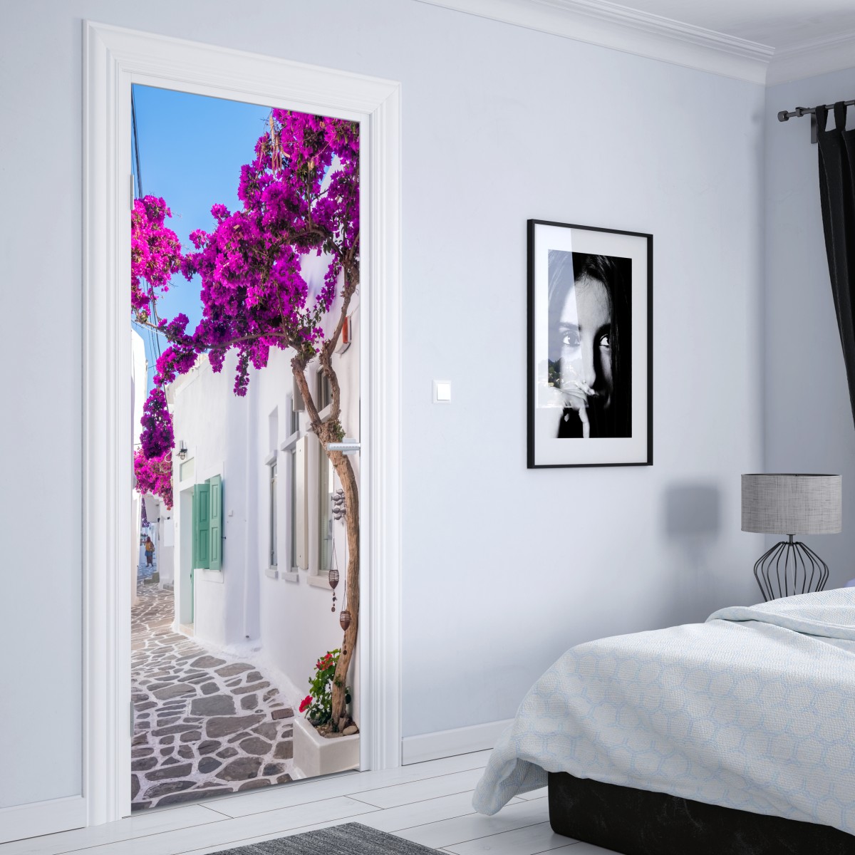 Naklejka na drzwi słoneczna śródziemnomorska uliczka z bugenwillą – Wallissimo® Naklejka na drzwi słoneczna śródziemnomorska uliczka z bugenwillą – Wallissimo®