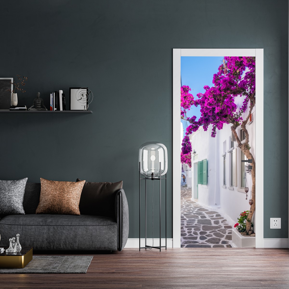 Naklejka na drzwi słoneczna śródziemnomorska uliczka z bugenwillą – Wallissimo® Naklejka na drzwi słoneczna śródziemnomorska uliczka z bugenwillą – Wallissimo®