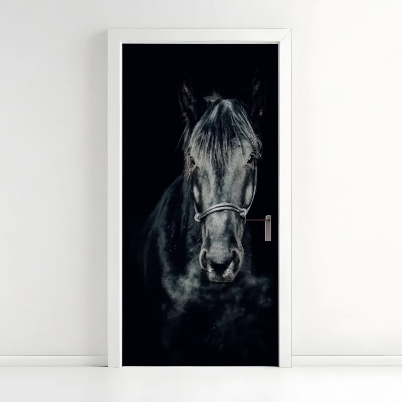 Naklejka na drzwi majestatyczny czarny portret konia